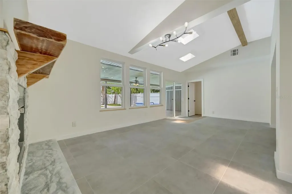 647 74th Avenue N St Petersburg FL 33702