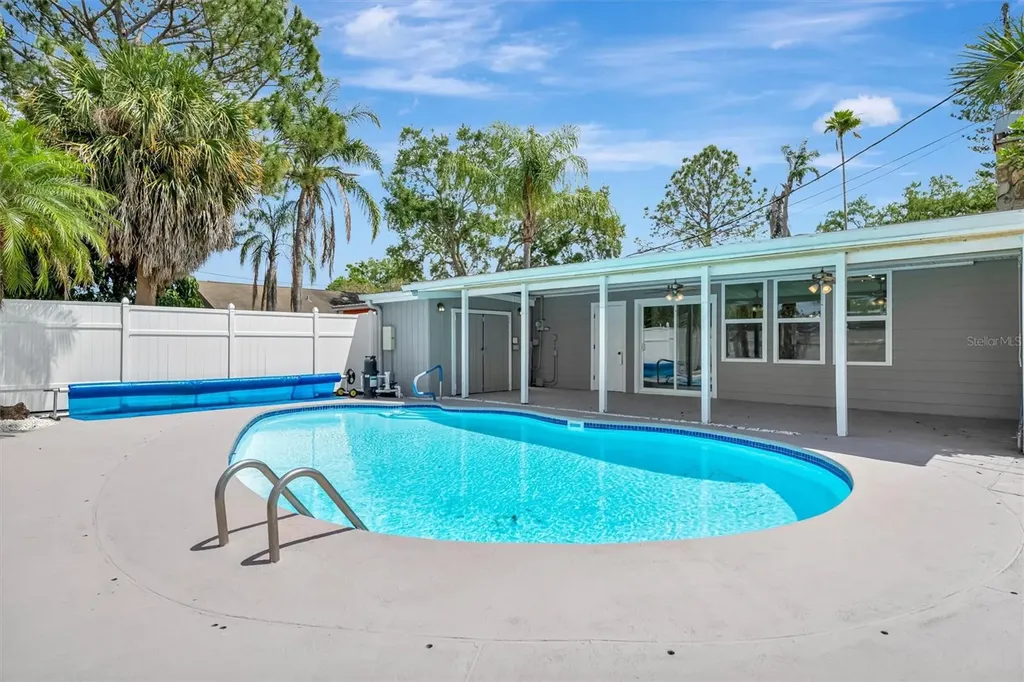 647 74th Avenue N St Petersburg FL 33702