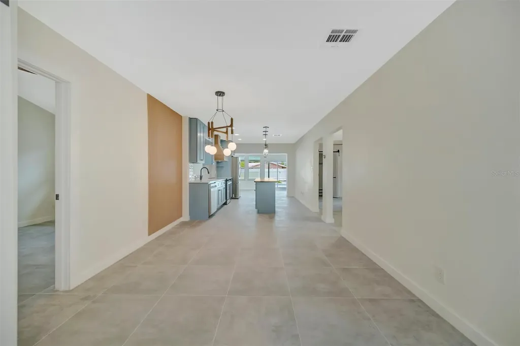 647 74th Avenue N St Petersburg FL 33702