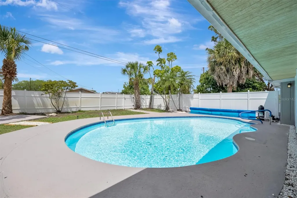 647 74th Avenue N St Petersburg FL 33702
