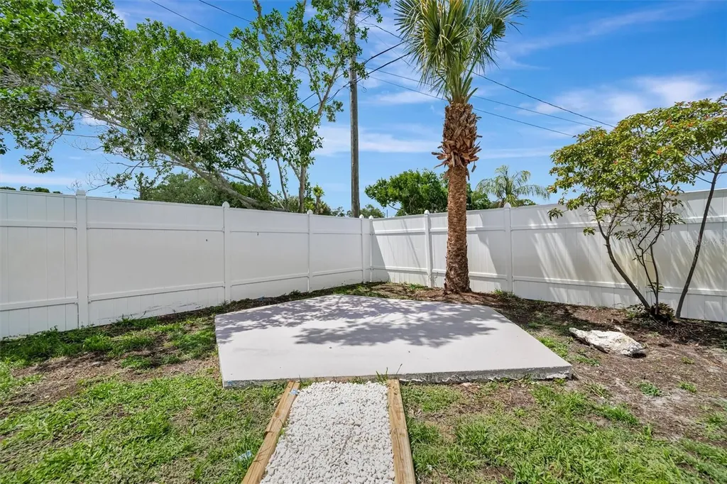 647 74th Avenue N St Petersburg FL 33702