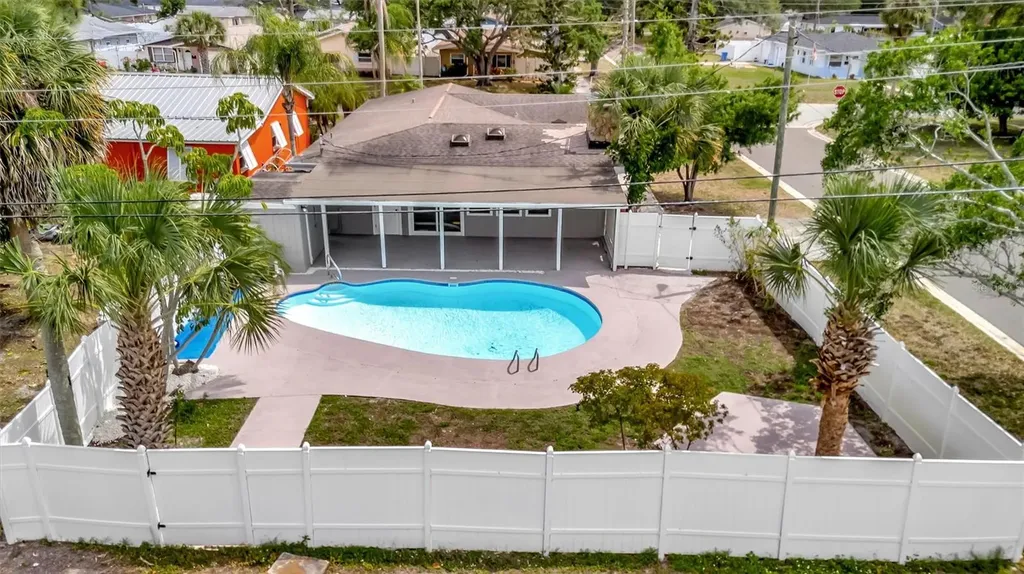 647 74th Avenue N St Petersburg FL 33702