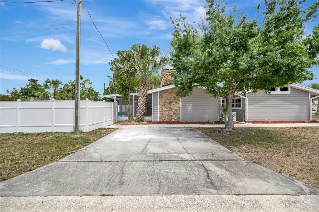 647 74th Avenue N St Petersburg FL 33702