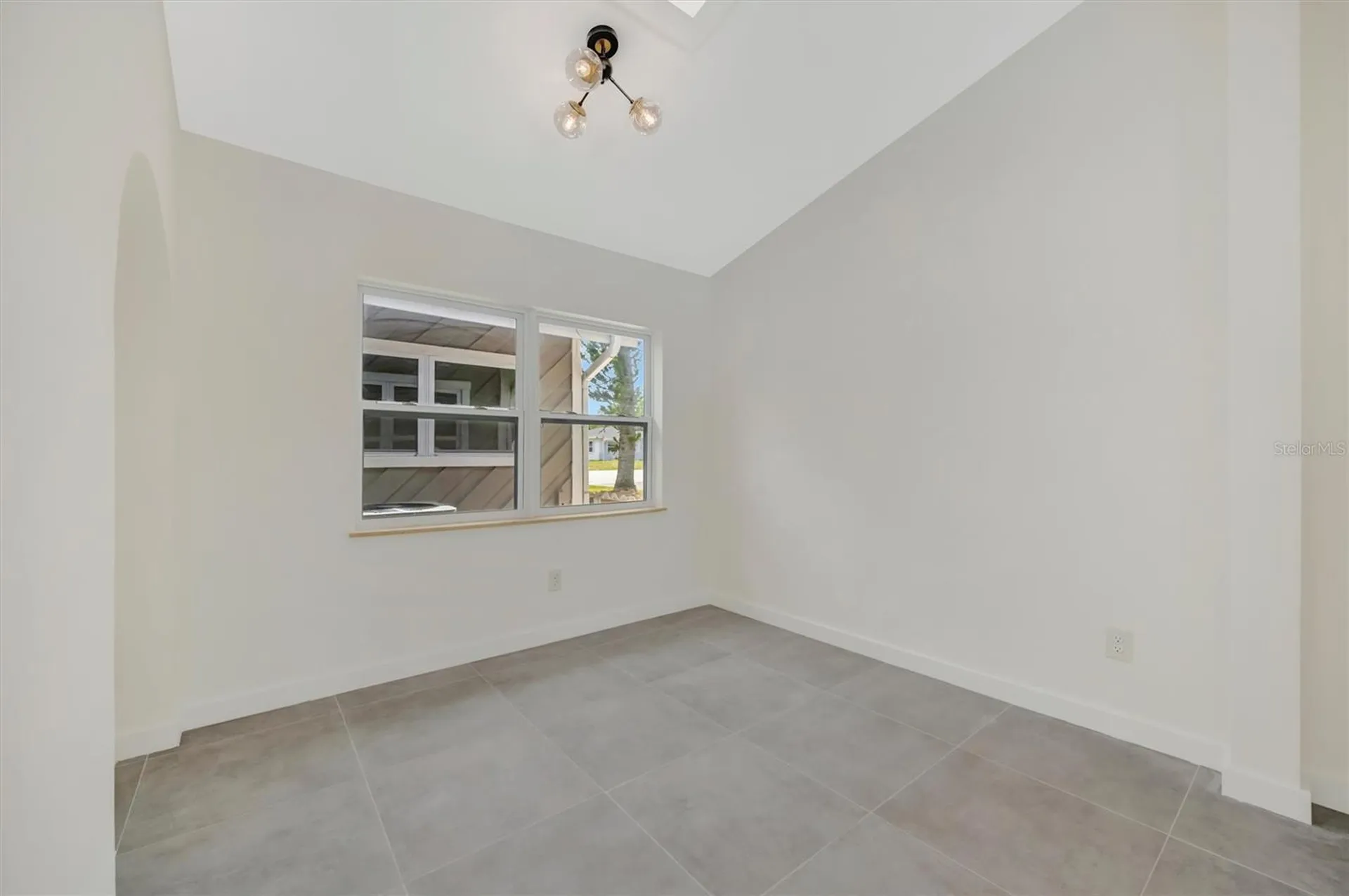 647 74th Avenue N St Petersburg FL 33702