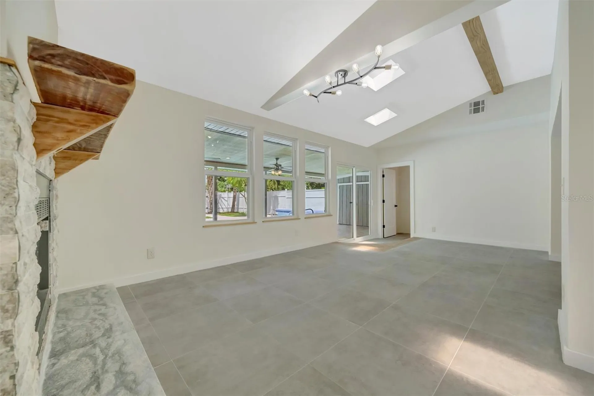 647 74th Avenue N St Petersburg FL 33702