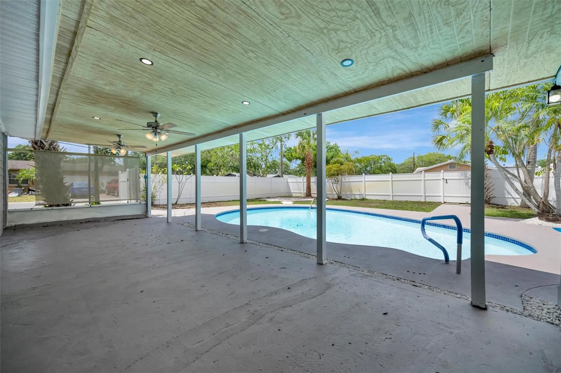 647 74th Avenue N St Petersburg FL 33702