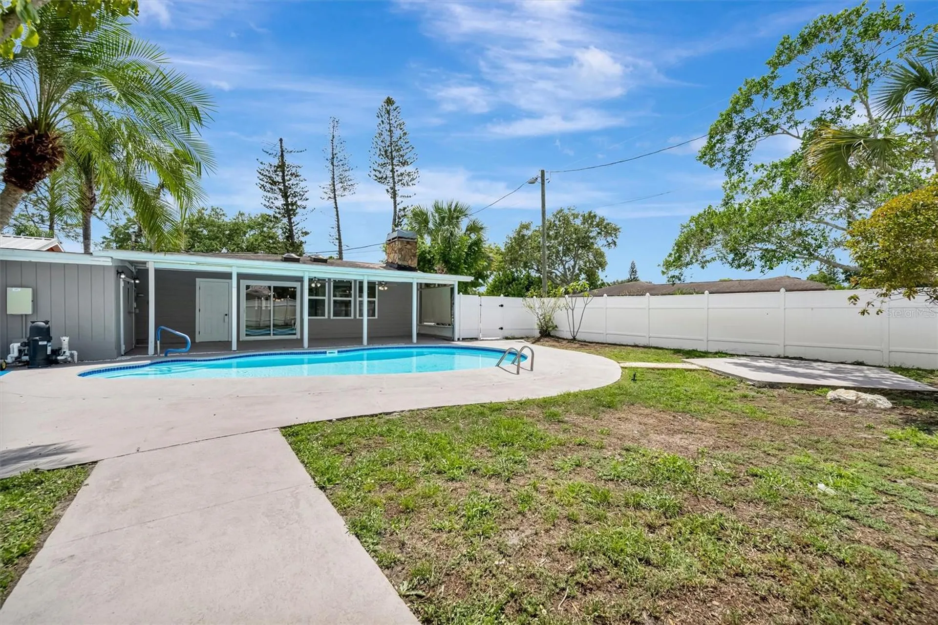 647 74th Avenue N St Petersburg FL 33702