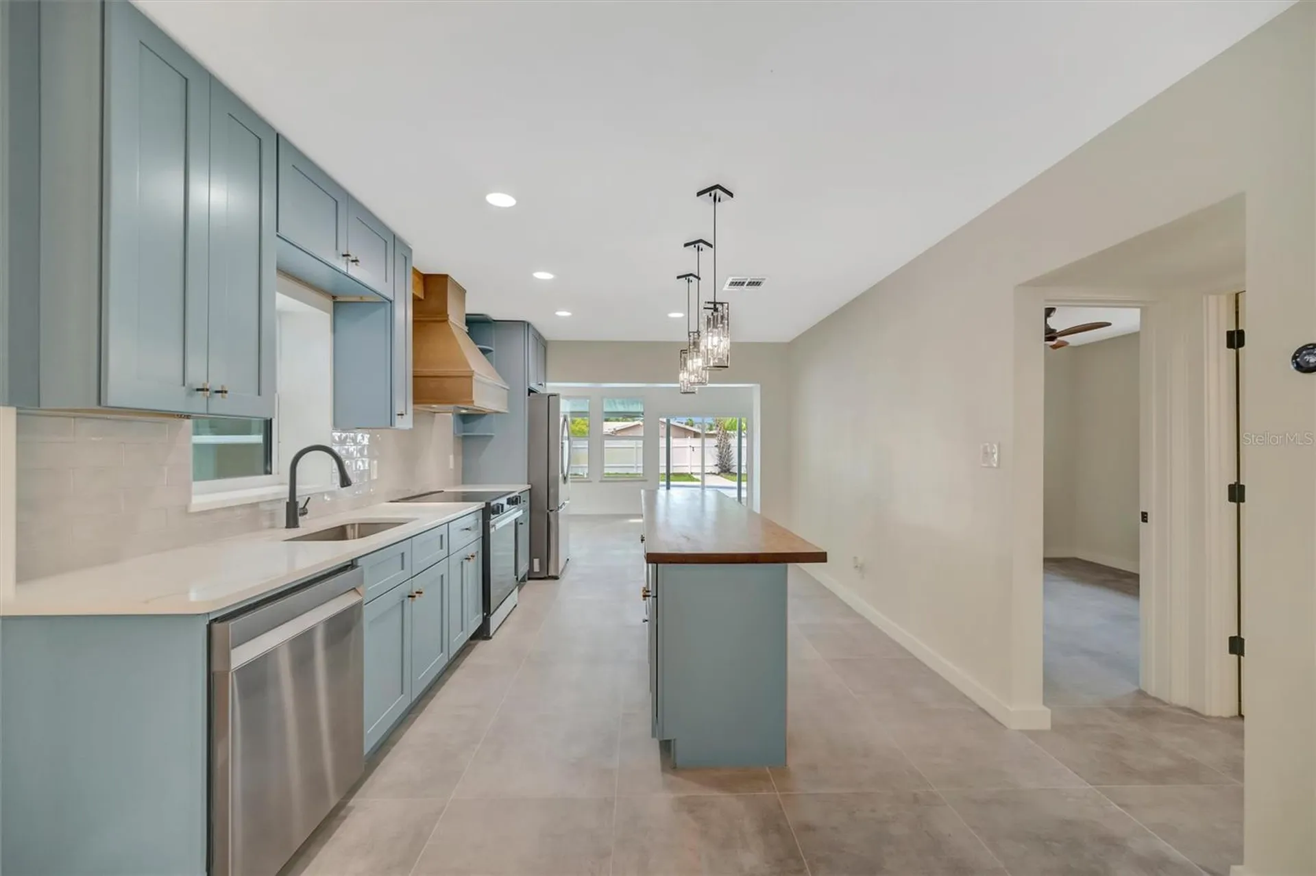 647 74th Avenue N St Petersburg FL 33702
