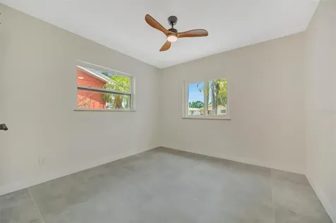 647 74th Avenue N St Petersburg FL 33702