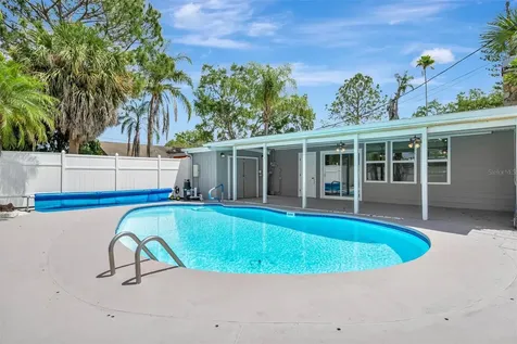 647 74th Avenue N St Petersburg FL 33702