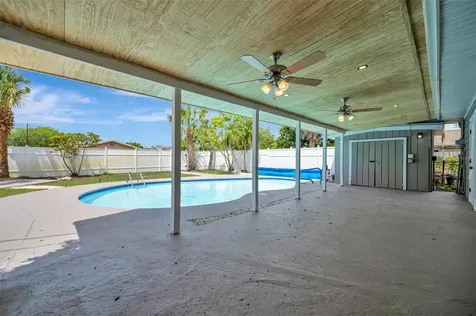 647 74th Avenue N St Petersburg FL 33702