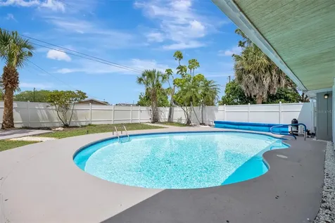 647 74th Avenue N St Petersburg FL 33702