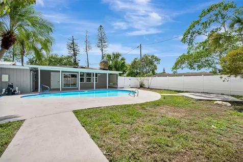 647 74th Avenue N St Petersburg FL 33702