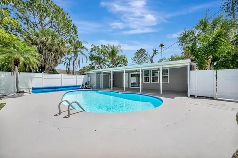 647 74th Avenue N St Petersburg FL 33702