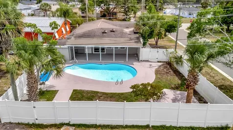 647 74th Avenue N St Petersburg FL 33702