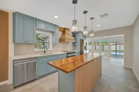 647 74th Avenue N St Petersburg FL 33702
