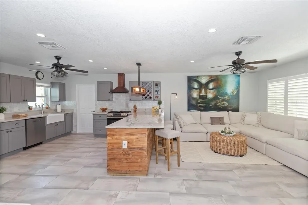 8347 41st Avenue N St Petersburg FL 33709