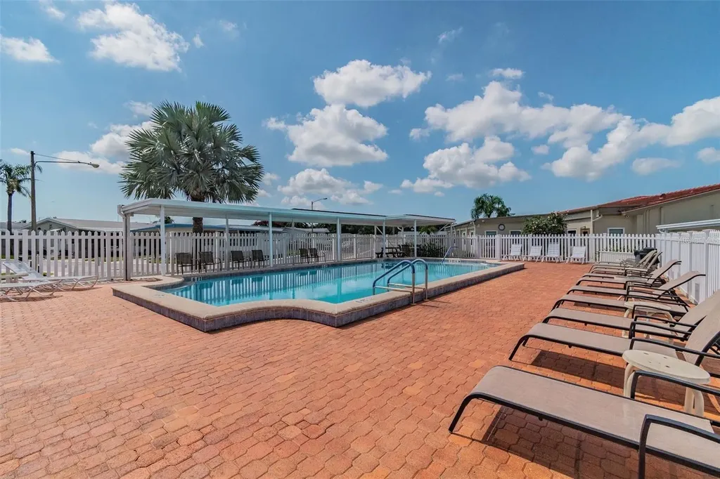 10193 N Lake Drive Largo FL 33773