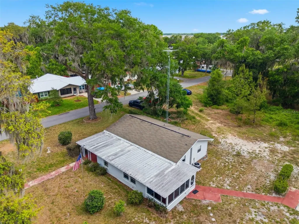1289 Cr 436 Lake Panasoffkee FL 33538
