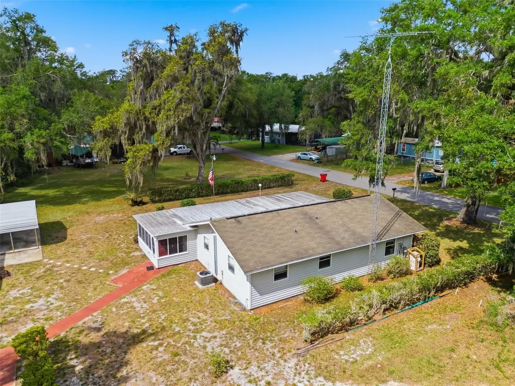 1289 Cr 436 Lake Panasoffkee FL 33538