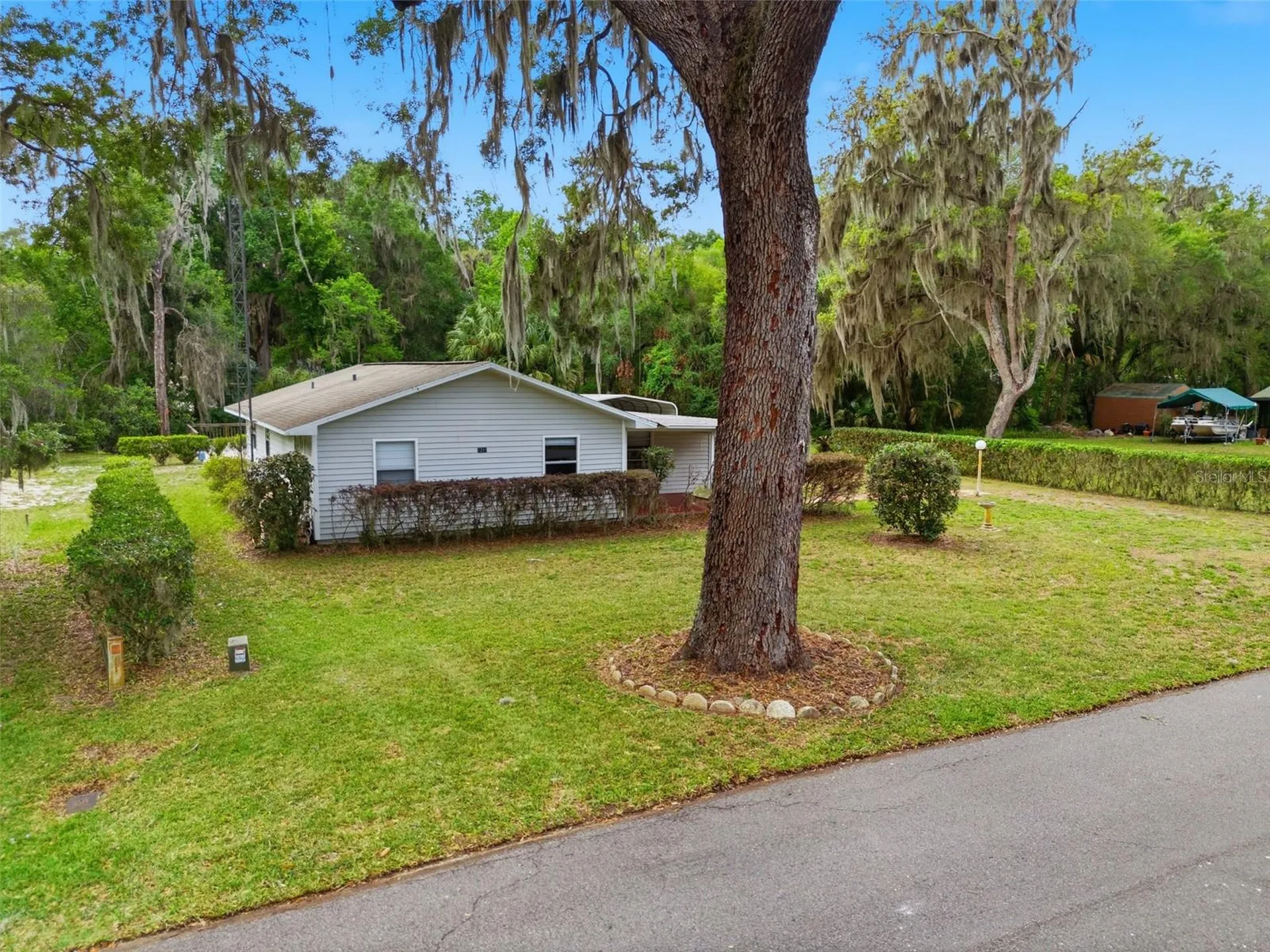 1289 Cr 436 Lake Panasoffkee FL 33538