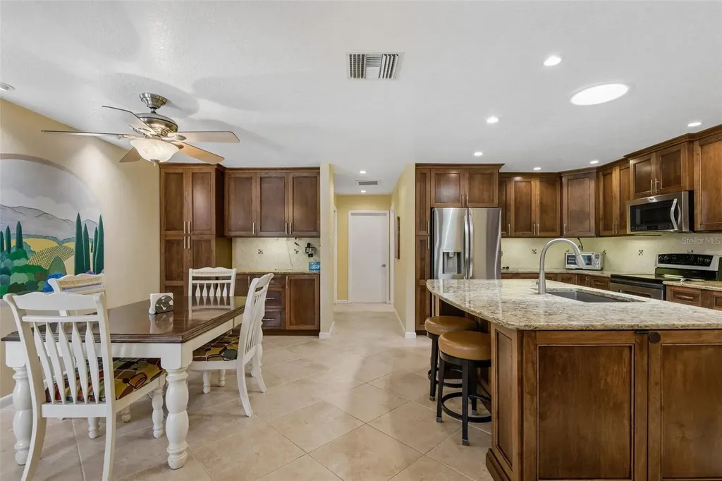1215 Huntington Lane Safety Harbor FL 34695