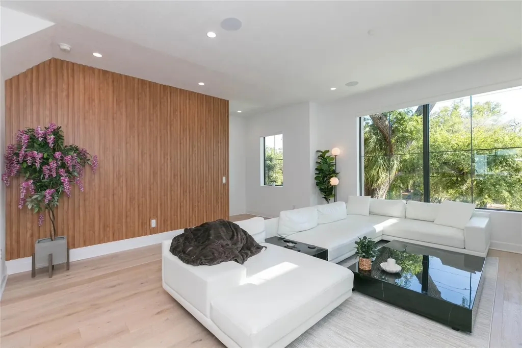2851 W Gandy Boulevard Tampa FL 33611