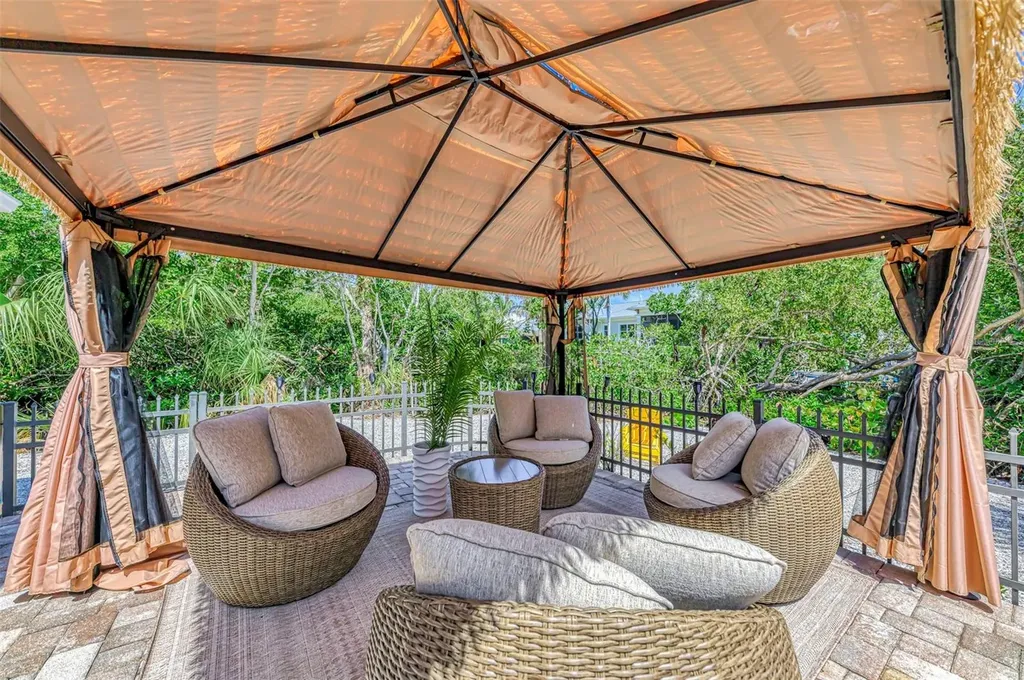 307 Avenida De Paradisio Sarasota FL 34242