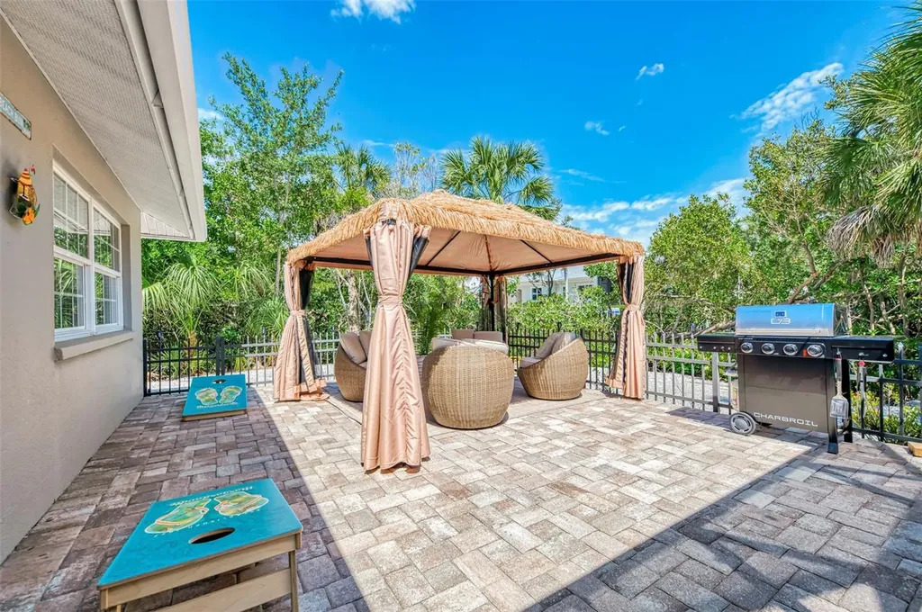 307 Avenida De Paradisio Sarasota FL 34242