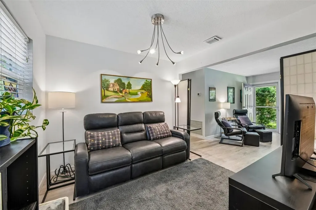 1073 Central Street Mount Dora FL 32757