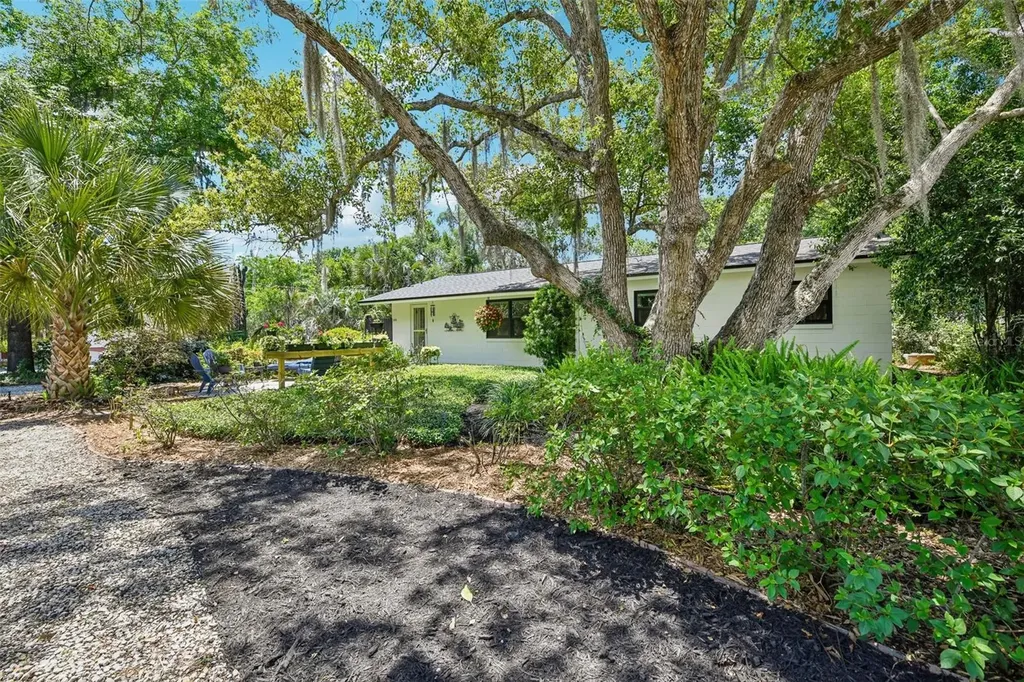 1073 Central Street Mount Dora FL 32757