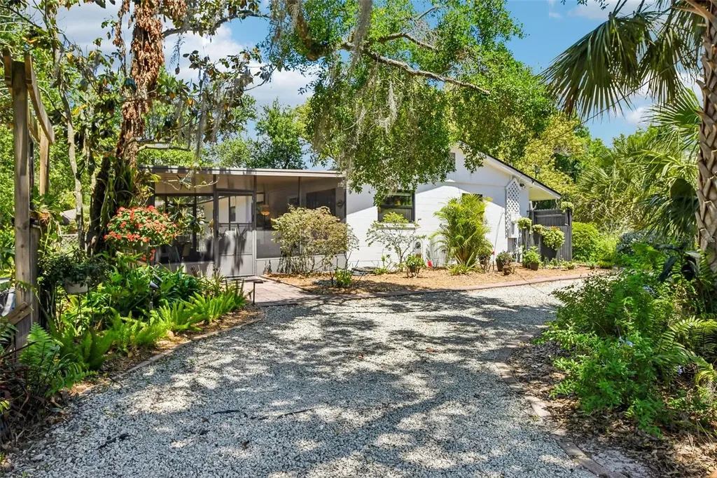 1073 Central Street Mount Dora FL 32757