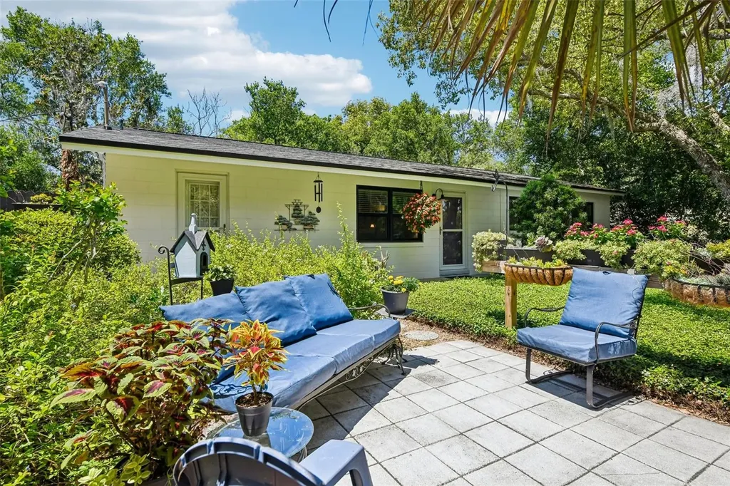 1073 Central Street Mount Dora FL 32757