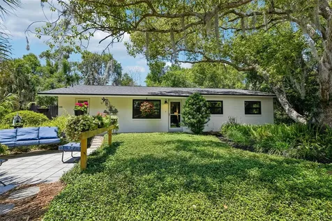 1073 Central Street Mount Dora FL 32757