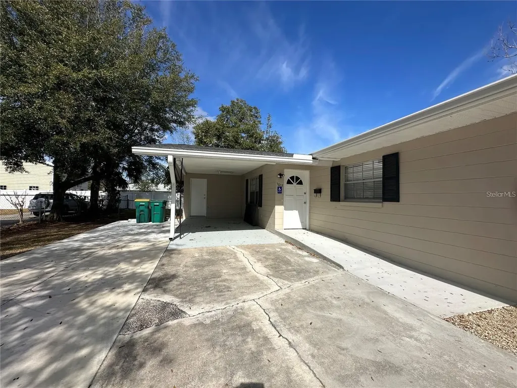 1017 E 1st Avenue Mount Dora FL 32757