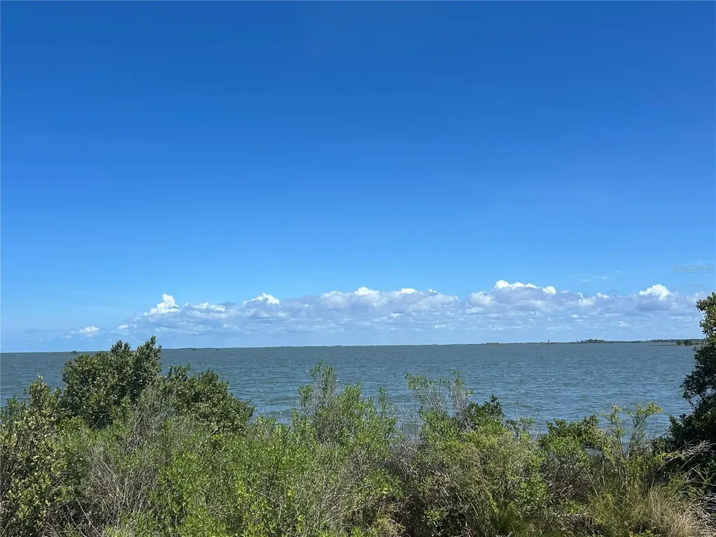 38 65th Street Yankeetown FL 34498