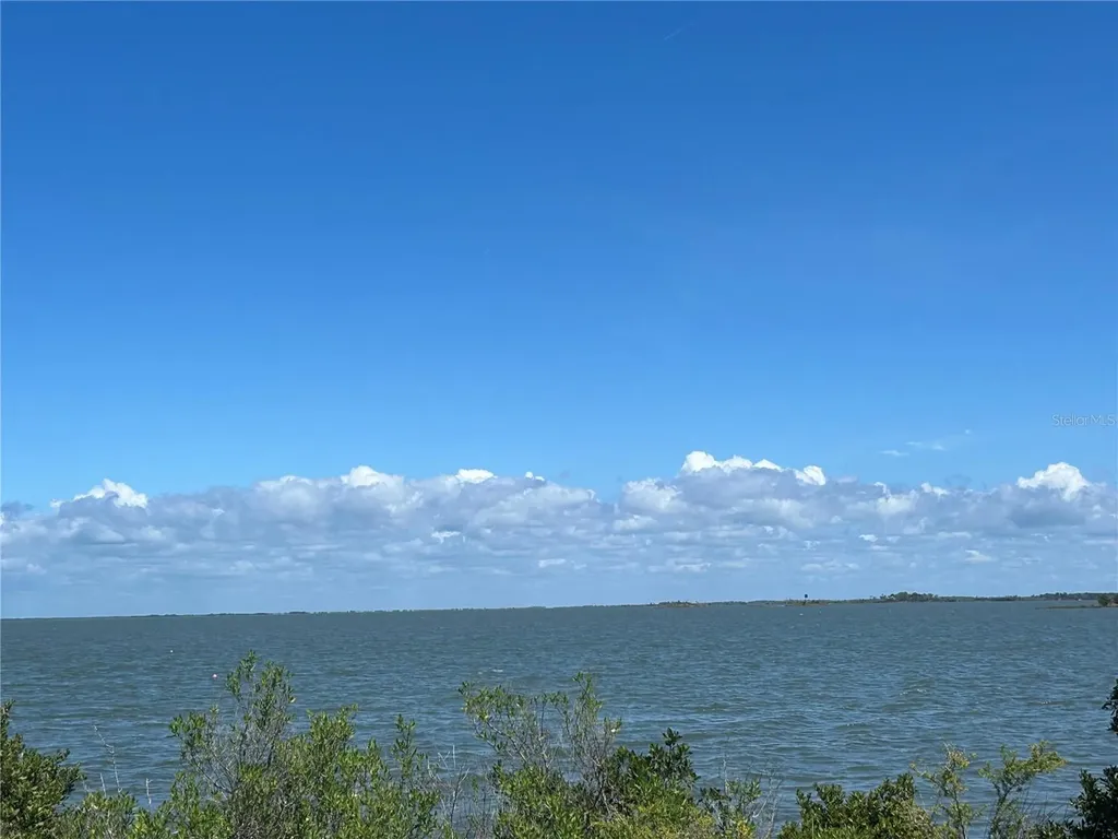 38 65th Street Yankeetown FL 34498