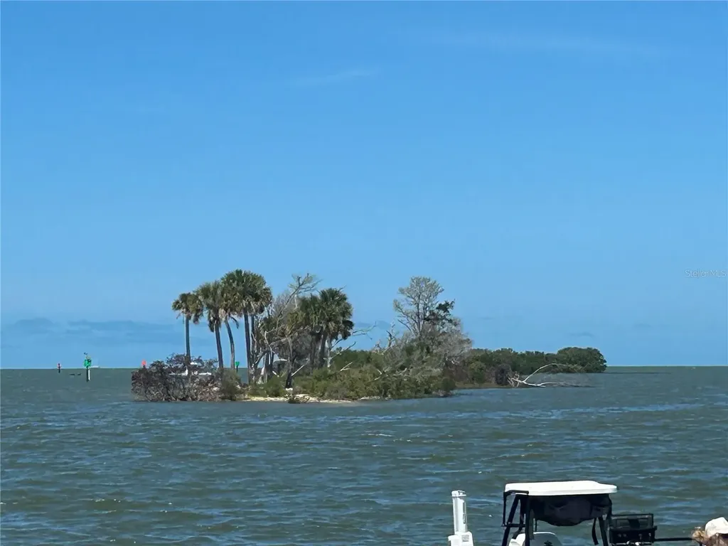 38 65th Street Yankeetown FL 34498