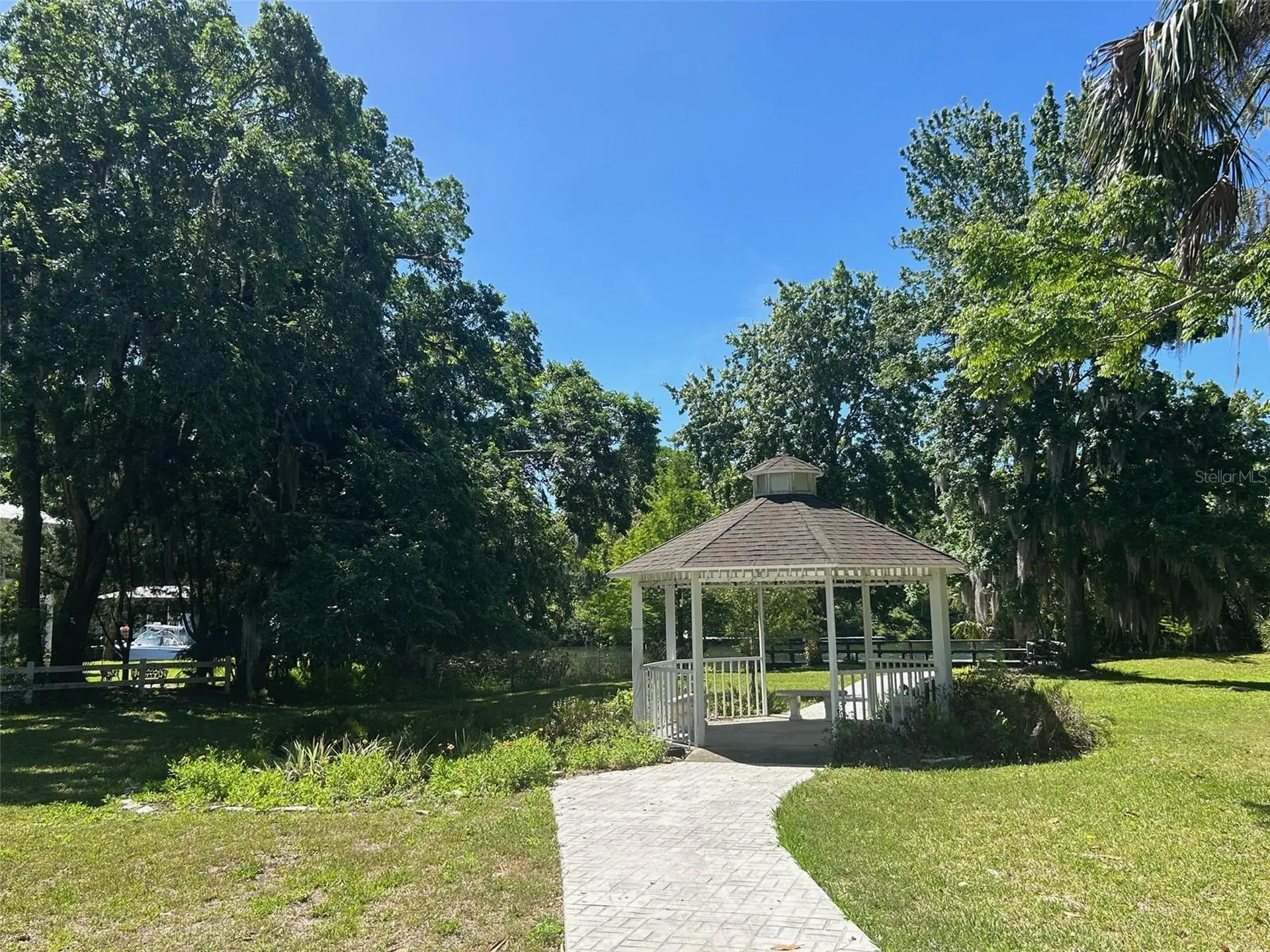38 65th Street Yankeetown FL 34498