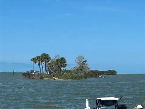38 65th Street Yankeetown FL 34498