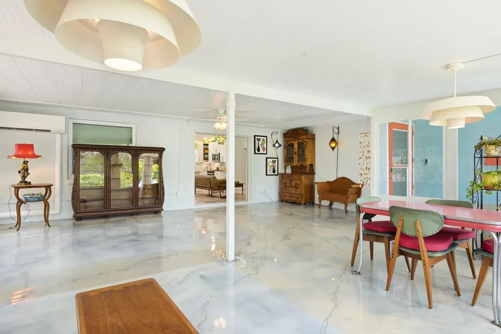 2221 Coronada Way S St Petersburg FL 33712