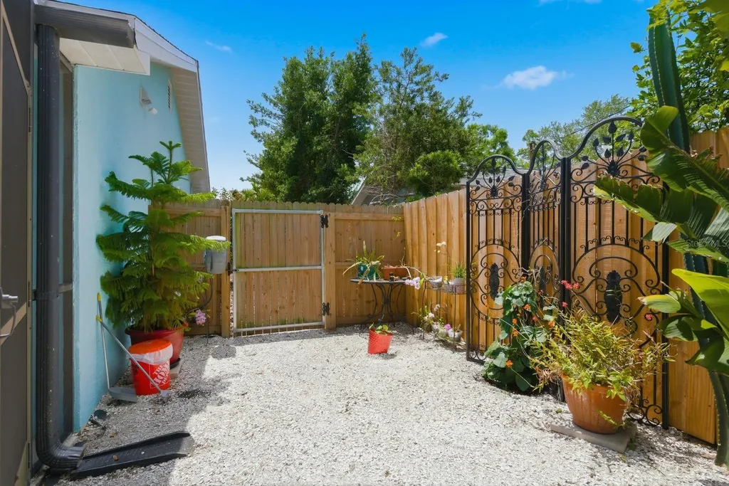 2221 Coronada Way S St Petersburg FL 33712
