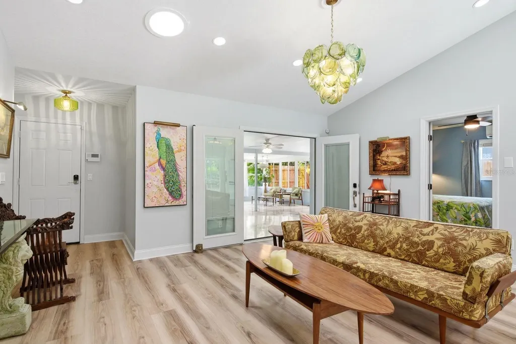 2221 Coronada Way S St Petersburg FL 33712