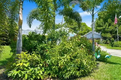 2221 Coronada Way S St Petersburg FL 33712