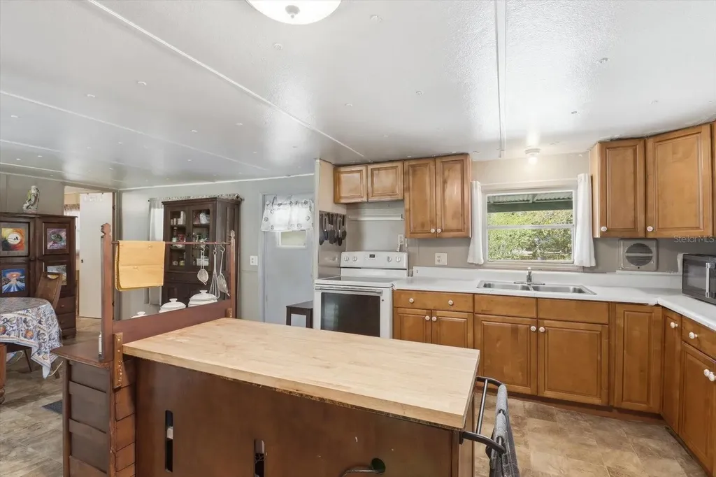 12360 Redrose Avenue Weeki Wachee FL 34614