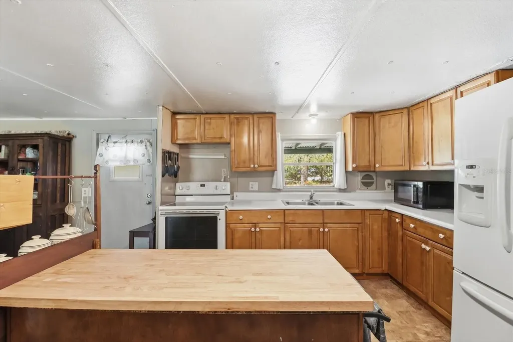 12360 Redrose Avenue Weeki Wachee FL 34614