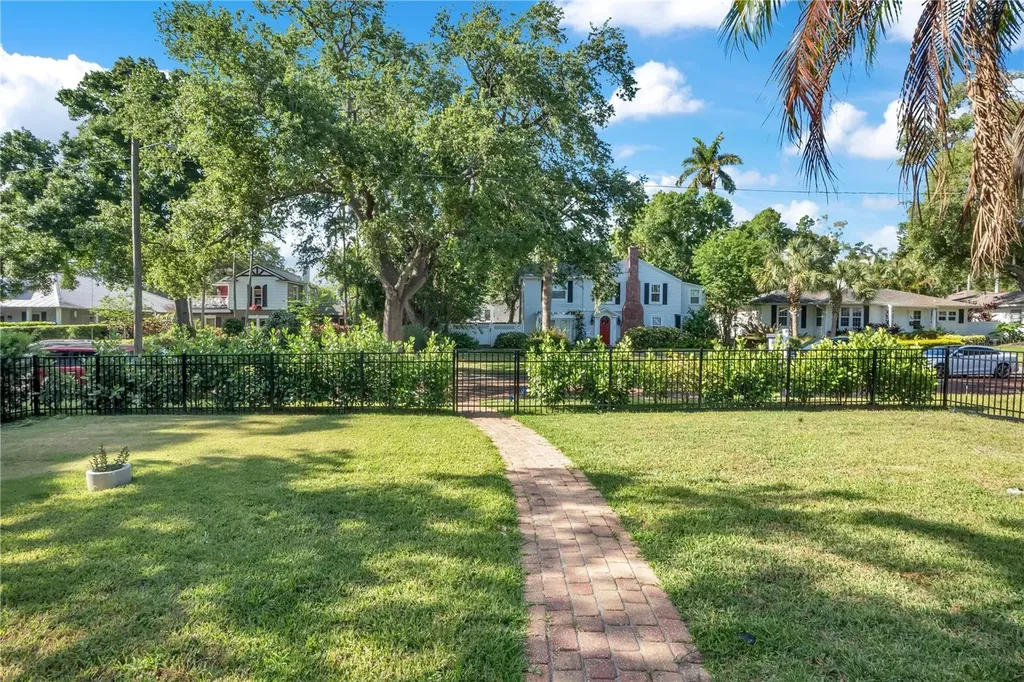 145 27th Avenue N St Petersburg FL 33704