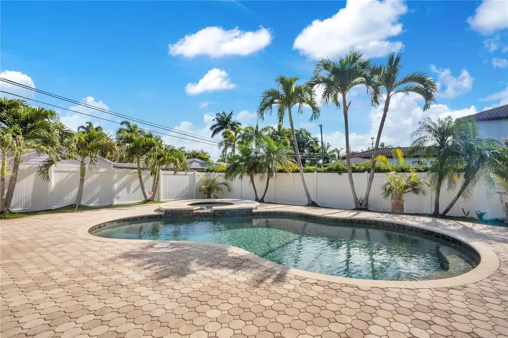 145 27th Avenue N St Petersburg FL 33704