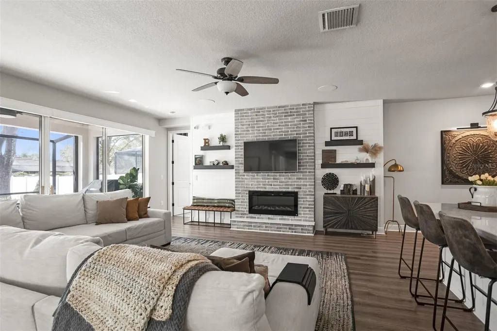 4914 Lakeshore Oaks Court Tampa FL 33624