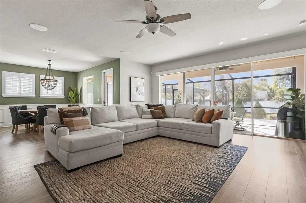 4914 Lakeshore Oaks Court Tampa FL 33624